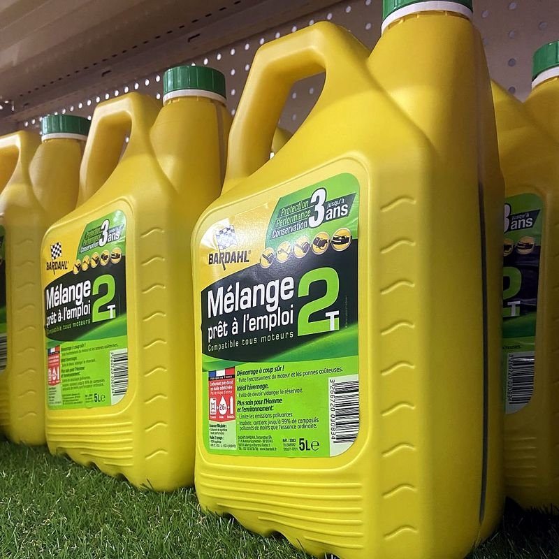 Bidons de mélange deux temps prêt à l'emploi en rayon